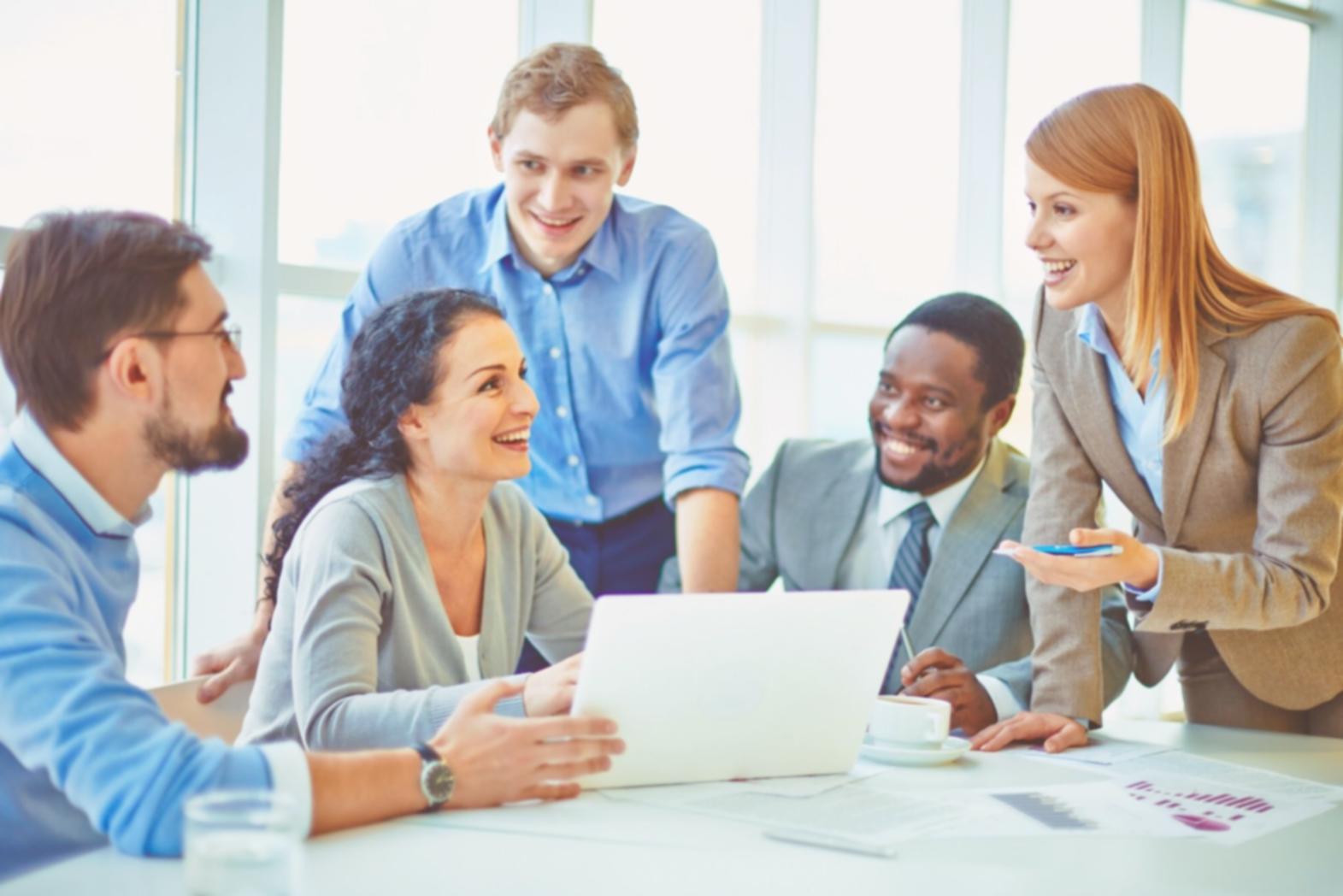 Estudiante analizando gráficos financieros en dispositivo digital