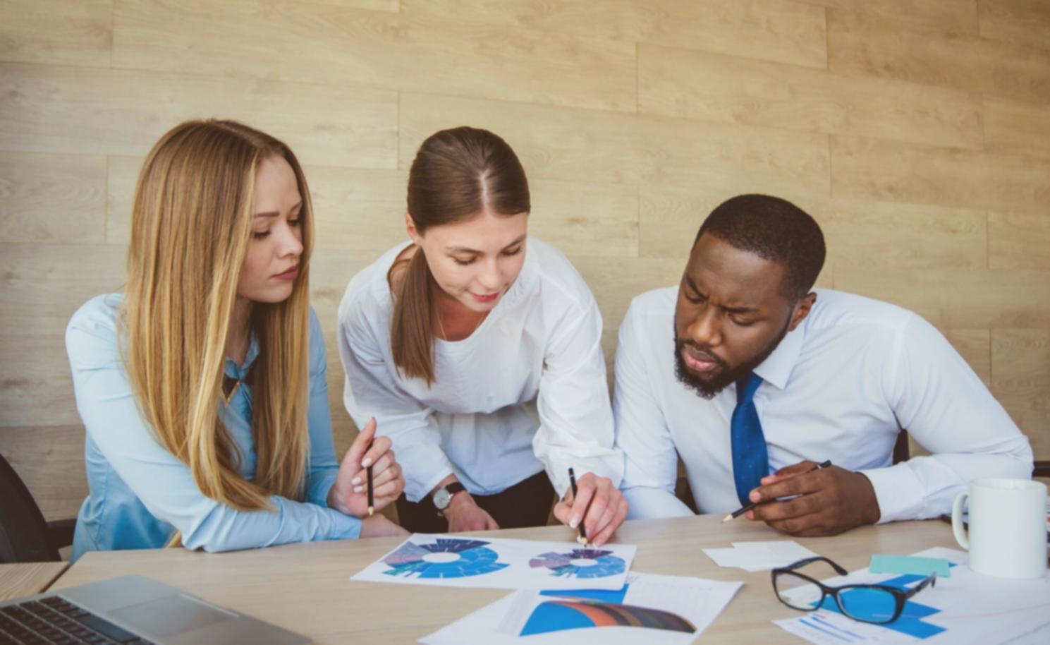 Persona revisando gastos mensuales en una tablet