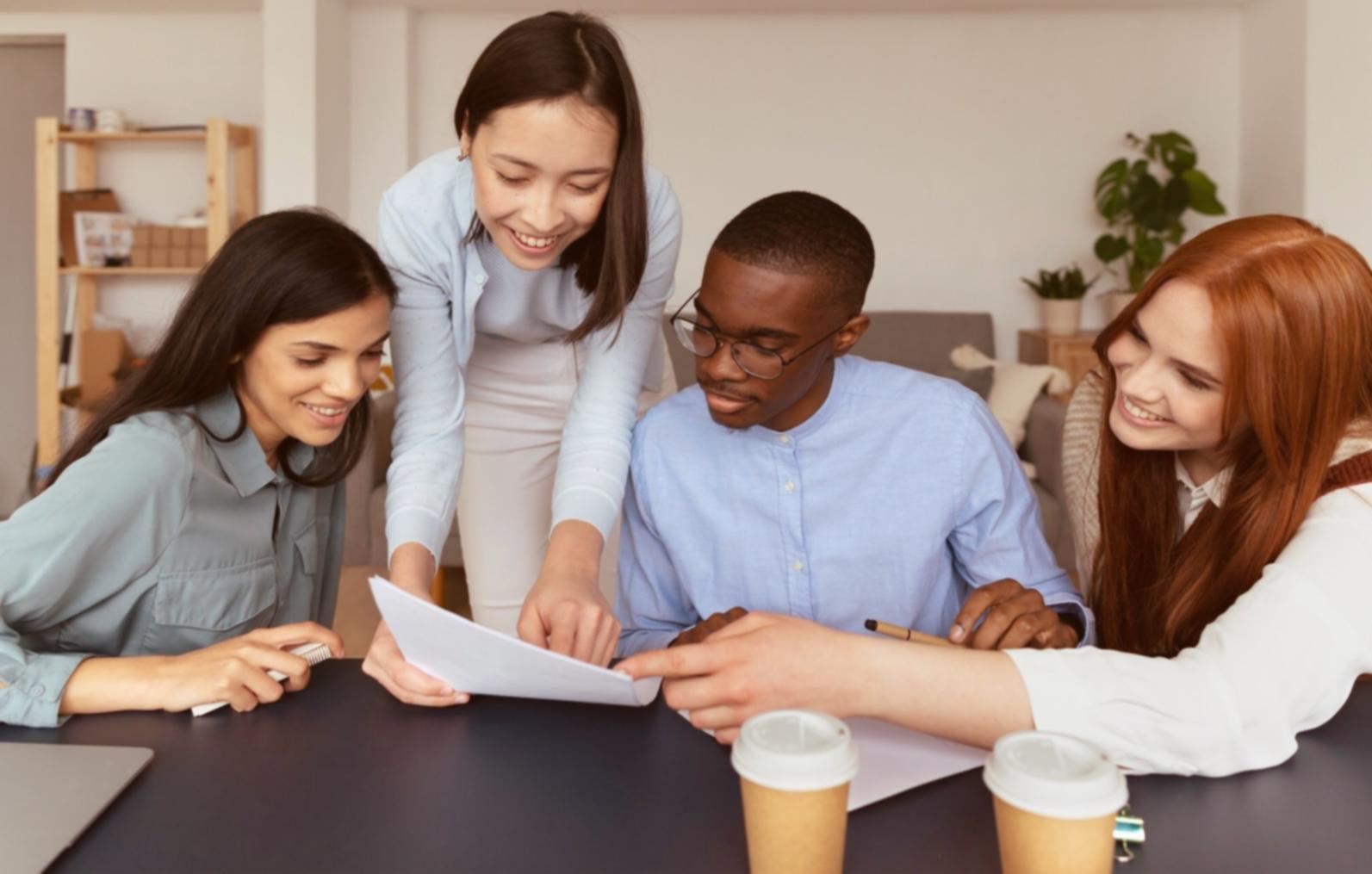 Sesión interactiva de webinar sobre presupuestos digitales con participantes conectados